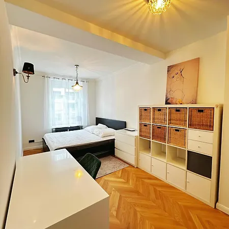 Center Balcony בית הארחה 3*